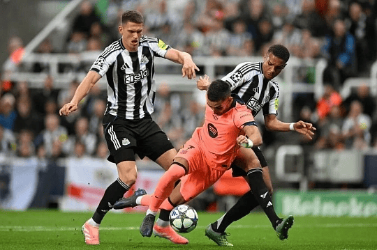 巴萨残阵出击!纽卡“钢铁主场”能否撕碎西甲领头羊?